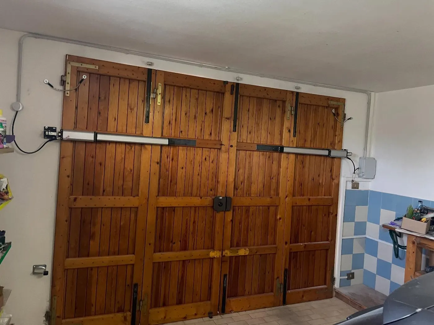 Automazione su portone da garage in legno a due ante – cancelli automatici Collecchio