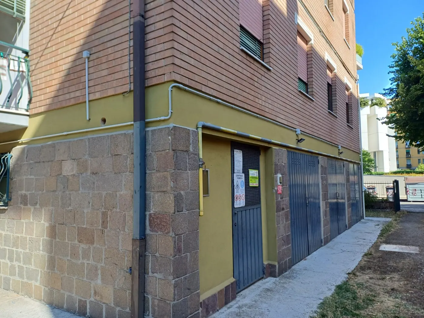 Basculanti dei box in un cortile condominiale – cancelli automatici Fontevivo
