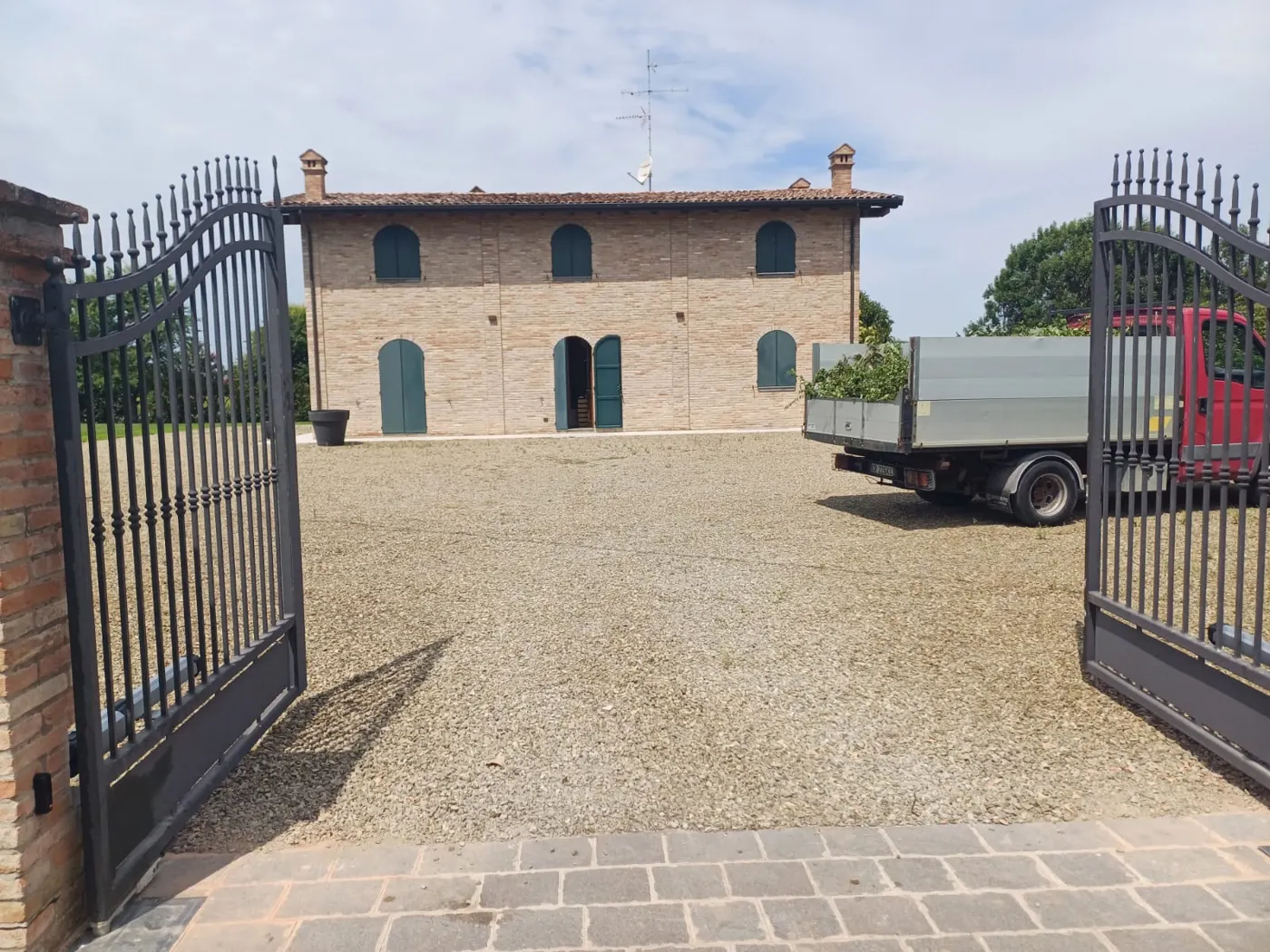 Cancello a battente automatizzato su ingresso di casa colonica – cancelli automatici Collecchio