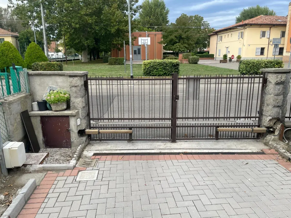 Cancello carraio a due ante con automazione – cancelli automatici Fontevivo