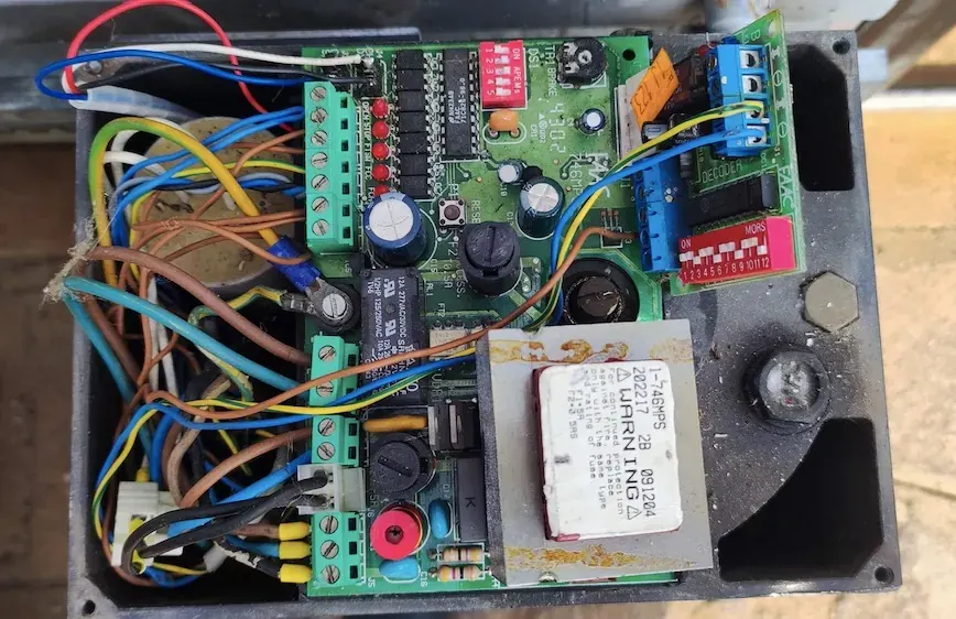Scheda elettronica della centrale di comando di un cancello – cancelli automatici Fontevivo